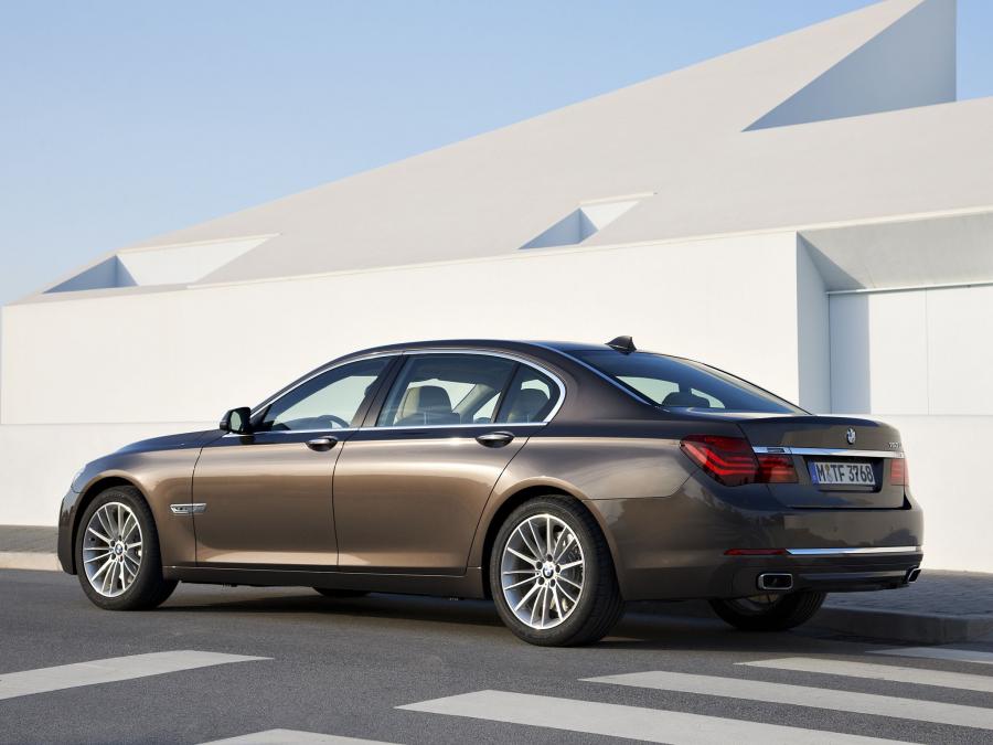  BMW 750Li 2012 года  (фото 2 из 16)
